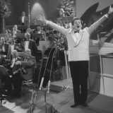 Domenico Modugno (1958-1959-1962-1966) - Nato a Polignano a Mare ma cresciuto a San Pietro Vernotico in provincia di Brindisi, Mimmo trionf� nel 1958 con �Nel blu dipinto di blu�, nel 1959 con �Piove (Ciao, ciao bambina)�, nel 1962 con �Addio� addio� e nel 1966 con �Dio, come ti amo� (foto di Harry Pot / Anefo)